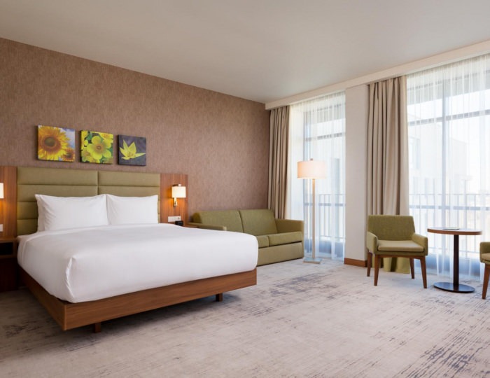 Номер полулюкс с 1 двуспальной кроватью - Отель Hilton Garden Inn Orenburg / Хилтон Гарден Инн Оренбург