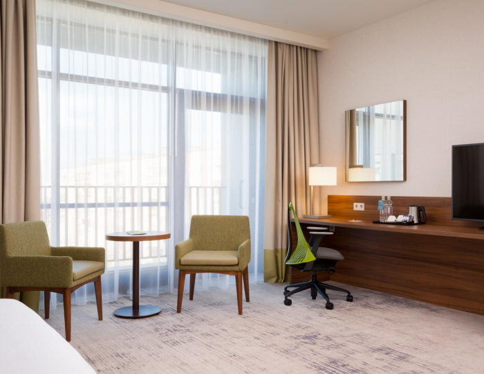 Номер полулюкс с 1 двуспальной кроватью - Отель Hilton Garden Inn Orenburg / Хилтон Гарден Инн Оренбург
