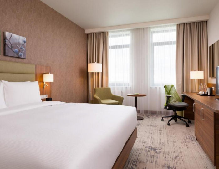 2-комнатный номер люкс с 1 двуспальной кроватью - Отель Hilton Garden Inn Orenburg / Хилтон Гарден Инн Оренбург