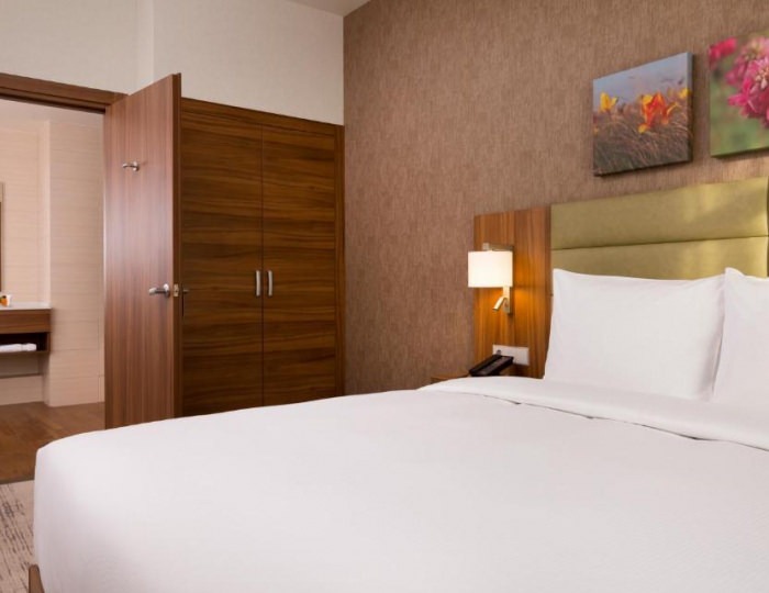 2-комнатный номер люкс с 1 двуспальной кроватью - Отель Hilton Garden Inn Orenburg / Хилтон Гарден Инн Оренбург