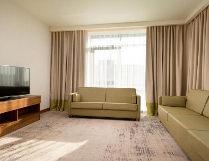 2-комнатный номер люкс с 1 двуспальной кроватью - Отель Hilton Garden Inn Orenburg / Хилтон Гарден Инн Оренбург