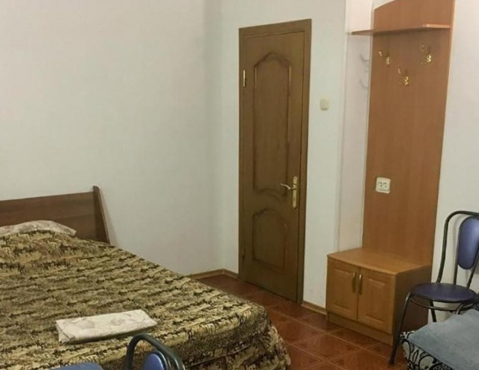 Номер стандарт с 1 односпальной и 1 двуспальной кроватью - Мини-отель «Тополя» Буденновск
