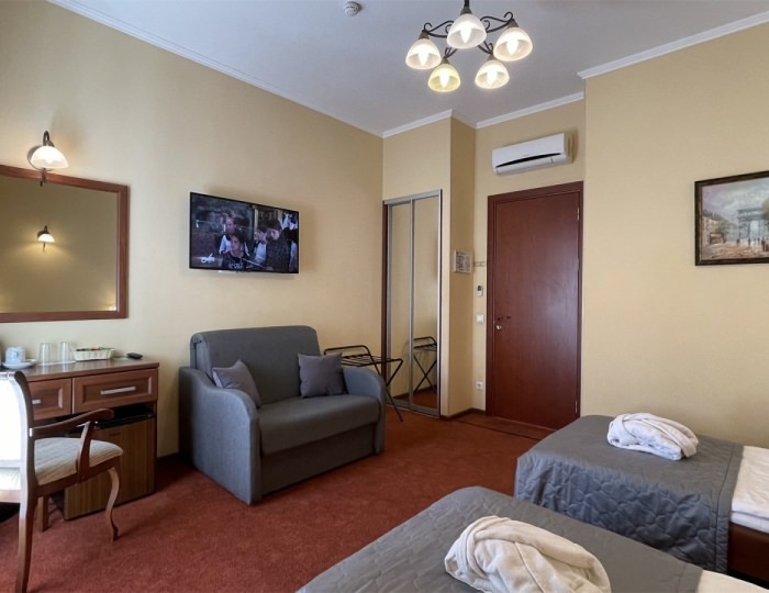 УЛУЧШЕННЫЙ номер с двуспальной или 2 односпальными кроватями, гидромассажной ванной, видом на Невский проспект или в тихий дворик - Гостевой дом «Соната на Невском 11»