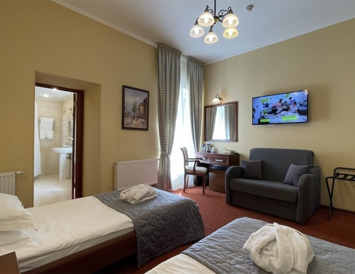 УЛУЧШЕННЫЙ номер с двуспальной или 2 односпальными кроватями, гидромассажной ванной, видом на Невский проспект или в тихий дворик - Гостевой дом «Соната на Невском 11»