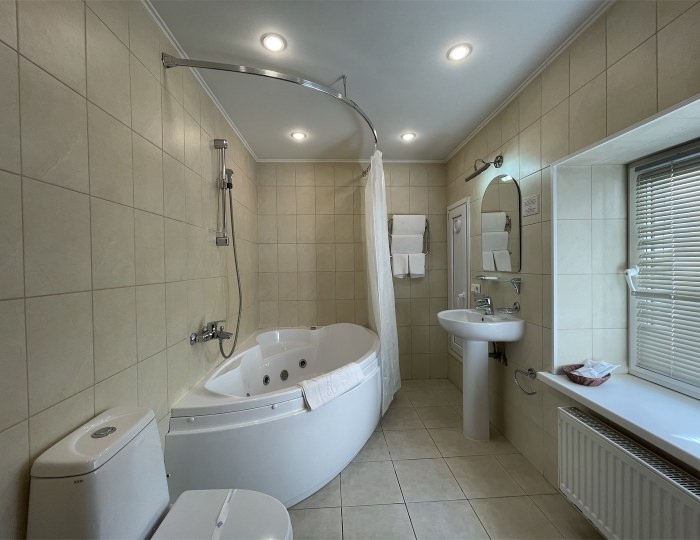 УЛУЧШЕННЫЙ номер с двуспальной или 2 односпальными кроватями, гидромассажной ванной, видом на Невский проспект или в тихий дворик - Гостевой дом «Соната на Невском 11»