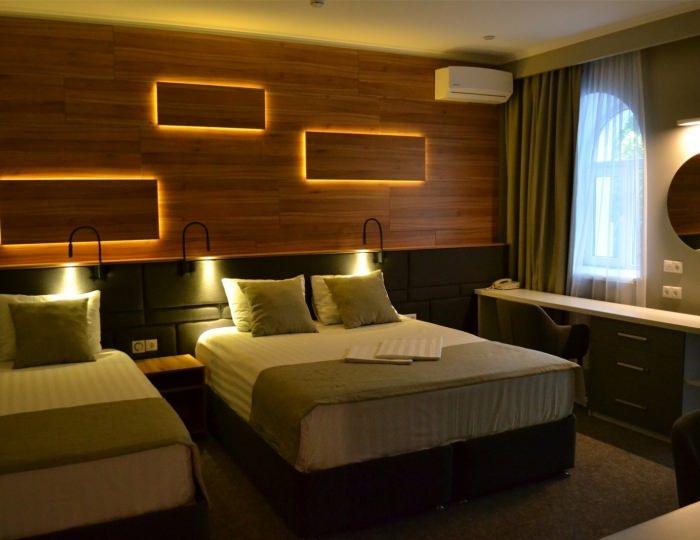 Роскошный трехместный номер с балконом - Отель «Шертон»