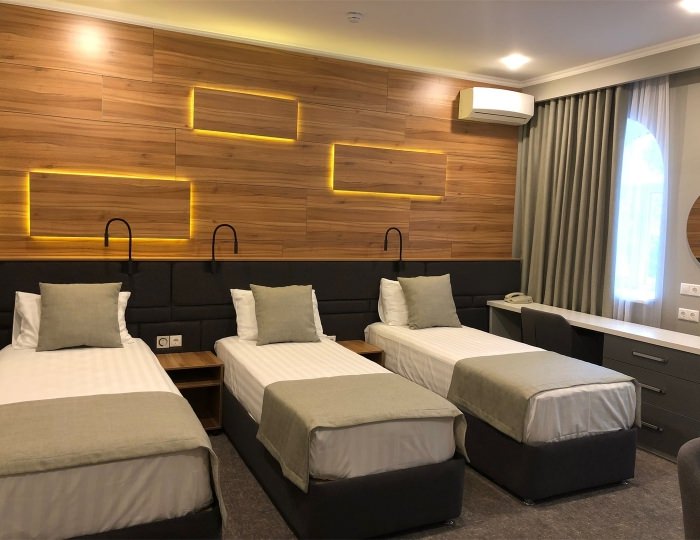 Роскошный трехместный номер с балконом - Отель «Шертон»