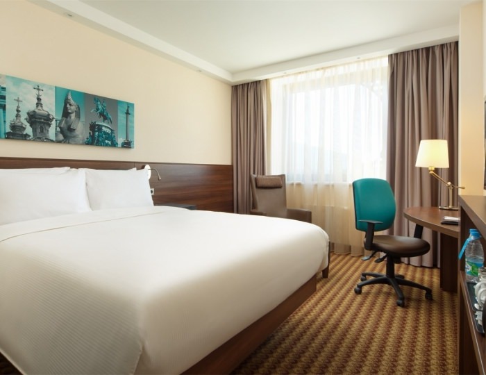 Номер с двуспальной кроватью (Queen Size) - Отель Hampton by Hilton Saint-Petersburg ExpoForum / Хэмптон бай Хилтон Санкт-Петербург ЭкспоФорум