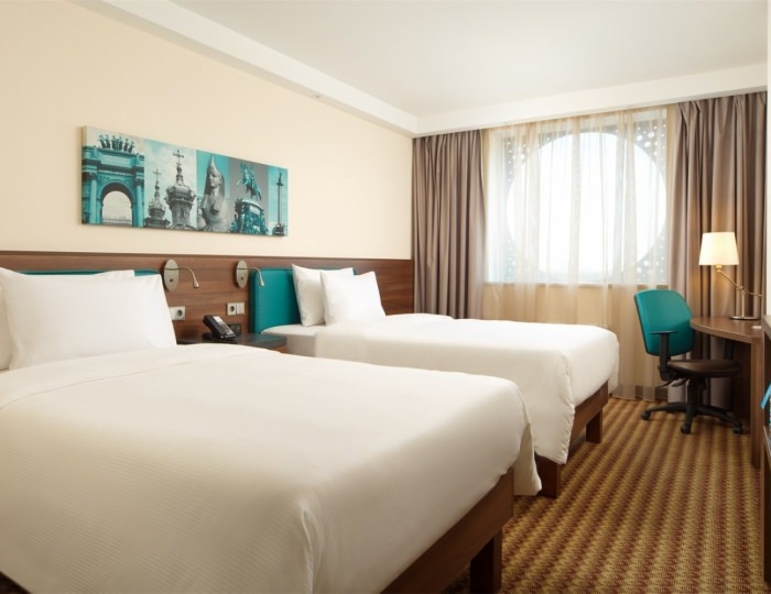 Номер с двумя односпальными кроватями (Twin) - Отель Hampton by Hilton Saint-Petersburg ExpoForum / Хэмптон бай Хилтон Санкт-Петербург ЭкспоФорум