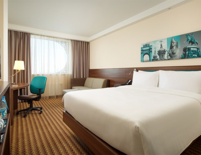 НОМЕР С ДВУСПАЛЬНОЙ КРОВАТЬЮ (QUEEN) И ДИВАНОМ-КРОВАТЬЮ - Отель Hampton by Hilton Saint-Petersburg ExpoForum / Хэмптон бай Хилтон Санкт-Петербург ЭкспоФорум