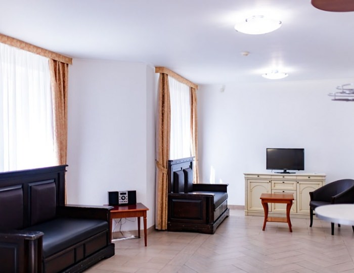 Коттедж для проживания 6 -ти человек с сауной №3 - Отель «Джунгли» (бывш. «Айвенго»)