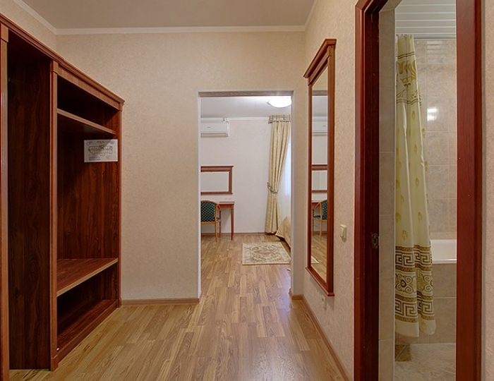 Двухместный номер Комфорт + - Отель «Джунгли» (бывш. «Айвенго»)