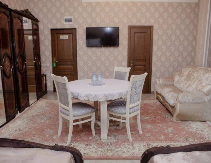 Номер полулюкс с 2 двуспальными кроватями - Мини-отель «Густо» Черкесск