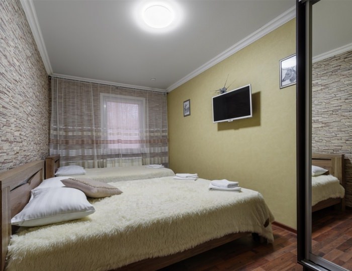 Трехместный стандартный номер с двуспальной и односпальной кроватями - Гостиница «Шале»