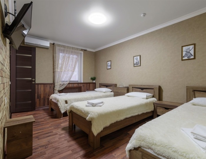 Четырехместный улучшенный номер с одной двуспальной и двумя односпальными кроватями - Гостиница «Шале»