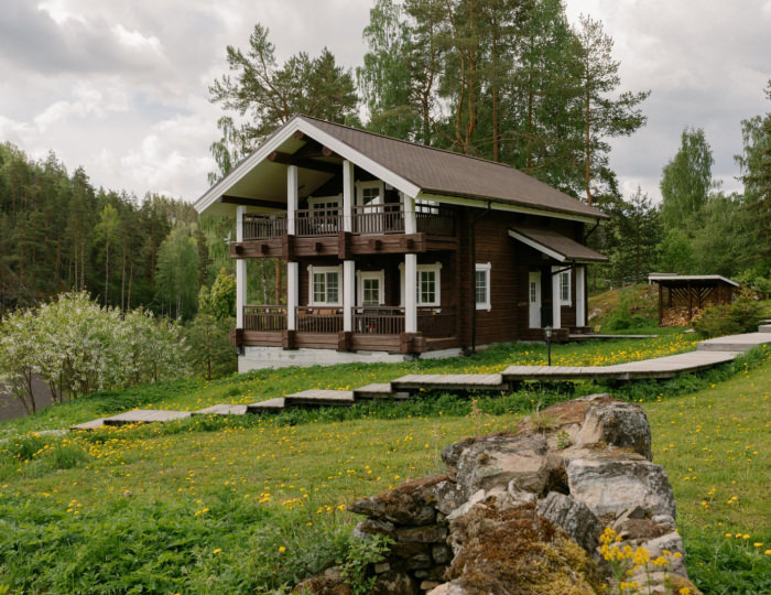 Коричневый дом с видом на озеро - База отдыха Forrest Lodge Karelia / Форрест Лодж Карелия Реускула