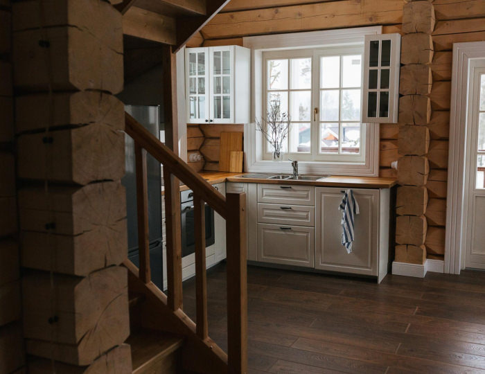 Коричневый дом с видом на озеро - База отдыха Forrest Lodge Karelia / Форрест Лодж Карелия Реускула