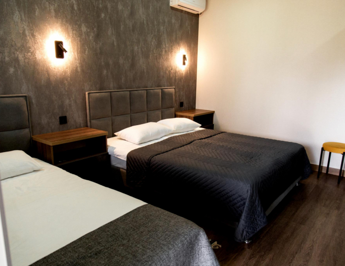 Номер стандарт с 1 односпальной и 1 двуспальной кроватью - База отдыха «Клевое Никольское» Никольское