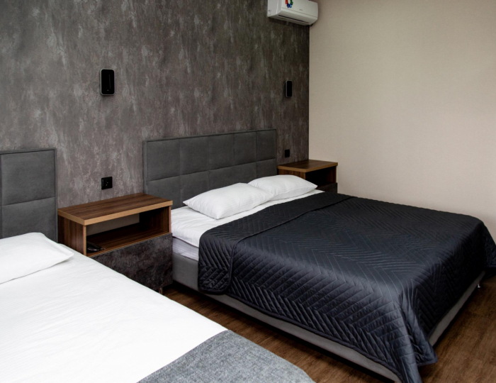 Номер стандарт с 1 односпальной и 1 двуспальной кроватью - База отдыха «Клевое Никольское» Никольское