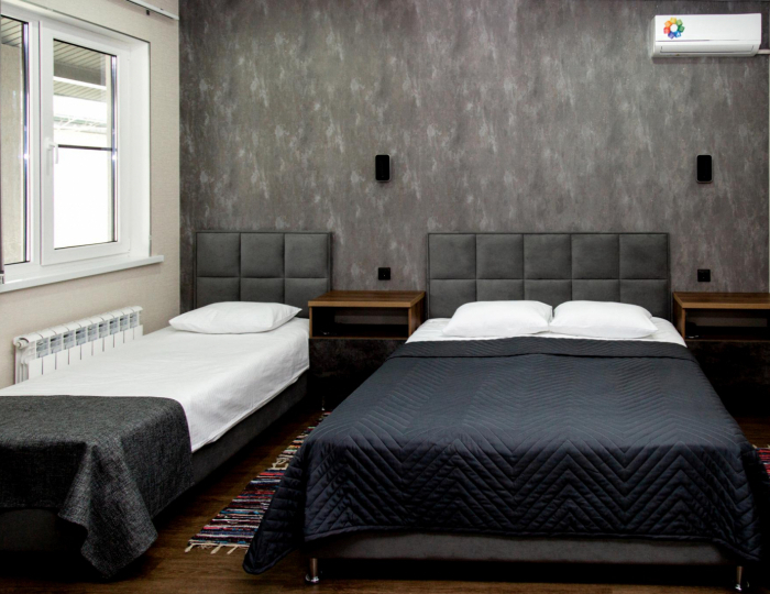 Номер стандарт с 1 односпальной и 1 двуспальной кроватью - База отдыха «Клевое Никольское» Никольское