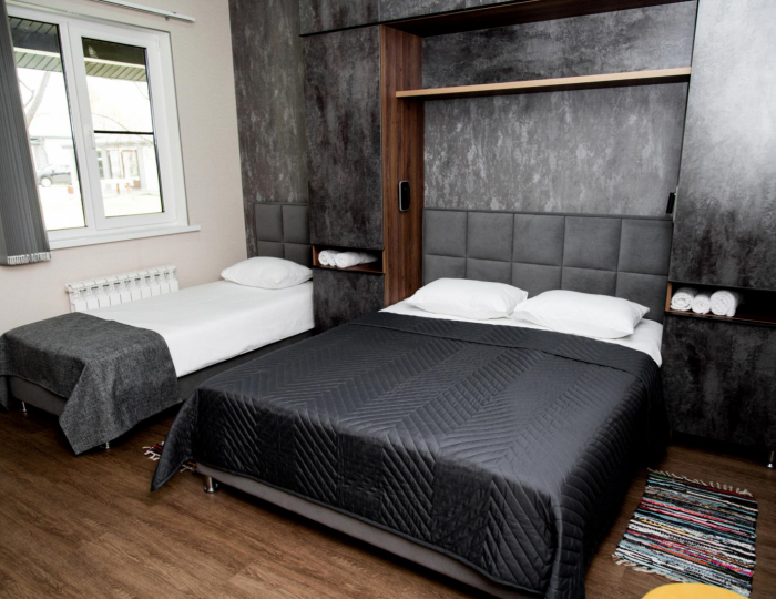 Номер стандарт с 1 односпальной и 1 двуспальной кроватью - База отдыха «Клевое Никольское» Никольское