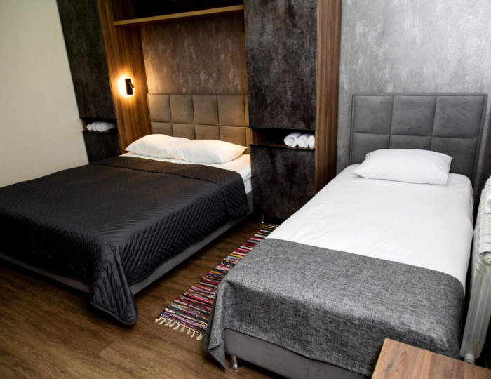 Номер стандарт с 1 односпальной и 1 двуспальной кроватью - База отдыха «Клевое Никольское» Никольское