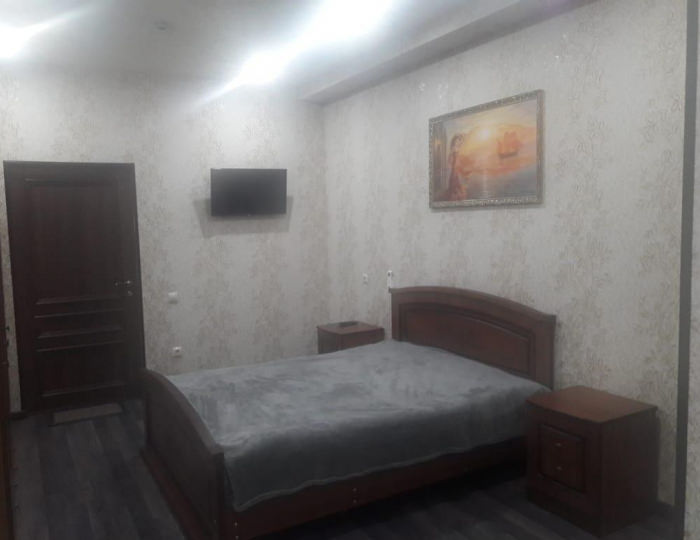 Номер стандарт с 1 односпальной и 1 двуспальной кроватью - Мини-отель «Вершина» Нальчик