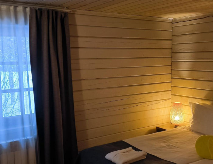 Коттедж улучшенный с 4 односпальными и 1 двуспальной кроватью (с завтраком, мансарда) - База отдыха «Валдайский теннисный клуб»