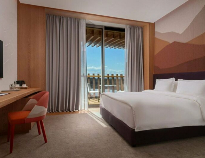 делюкс с видом на озеро и двуспальной кроватью для гостей с ограниченными возможностями - База отдыха «Манжерок 5 звезд» Манжерок