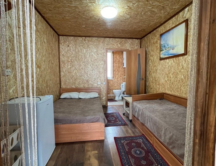Номер стандарт с 1 односпальной и 1 двуспальной кроватью - Гостевой дом «Гостевые домики Огонек» Архыз