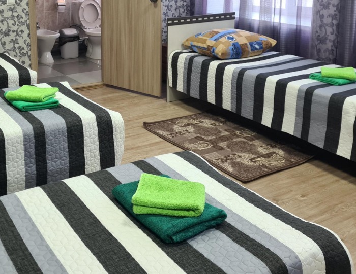 Номер люкс с 4 односпальными кроватями - Отель «ЭкономЪ» Каменск-Уральский