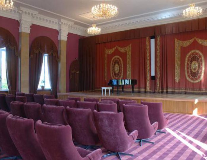 Актовый зал со сценой (корп 2) - Санаторий «Подмосковье УДП РФ»