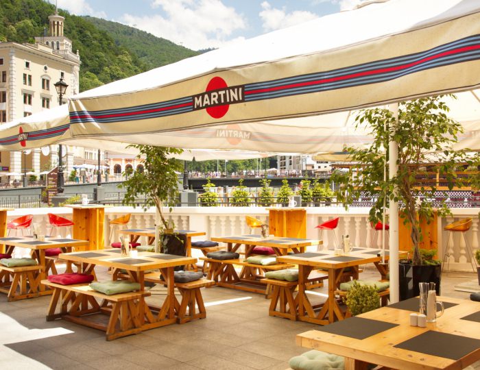 Терраса ресторана «Bierkeller» - Отель Park Inn by Radisson Rosa Khutor / Парк Инн Рэдиссон