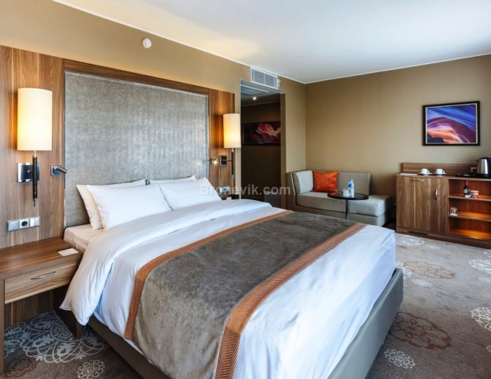 Номер улучшенный с 1 двуспальной кроватью - Отель DoubleTree by Hilton Tyumen / Даблтри Хилтон Тюмень