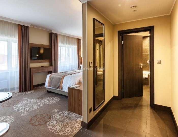 Номер улучшенный с 1 двуспальной кроватью - Отель DoubleTree by Hilton Tyumen / Даблтри Хилтон Тюмень