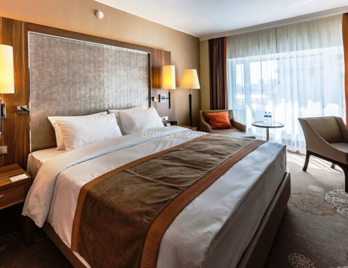 Номер стандарт представительский с 1 двуспальной кроватью - Отель DoubleTree by Hilton Tyumen / Даблтри Хилтон Тюмень